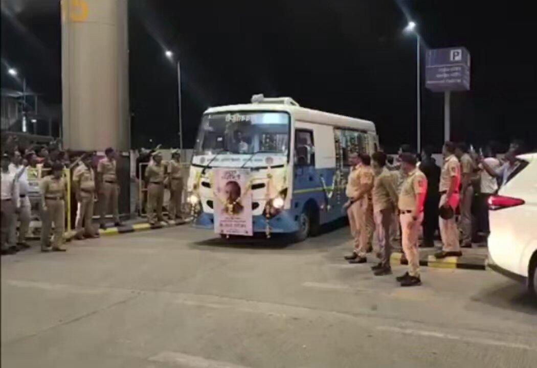 RT by @GauriShankarDBG: : The mortal remains of veteran actor Nana Patekar left Pune International Airport for Donje village, where his last rites will be performed.