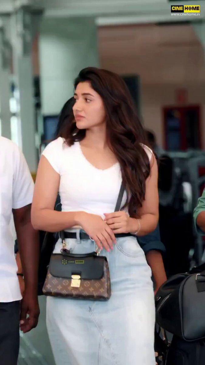 RT by @KrishnaKamesh46: ♥️ at Airport @mirnaaofficial 🔥🔥🔥 🔥 🔥 😍