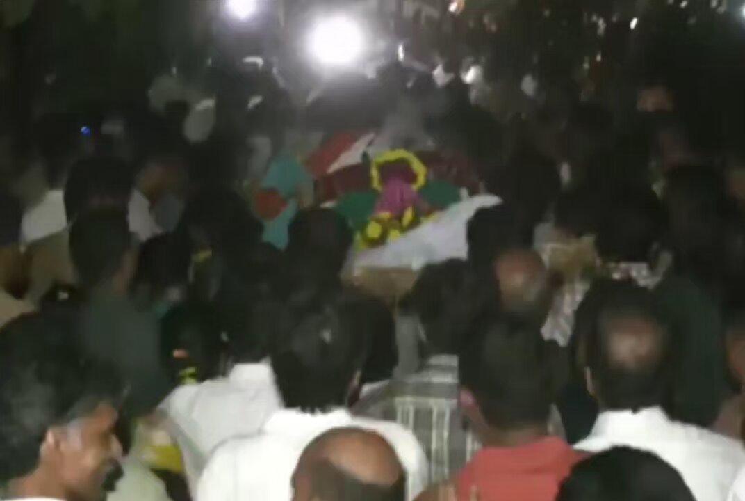 RT by @GauriShankarDBG: : Veteran actor Nana Patekar’s mortal remains are being taken to the cremation ground for his last rites.