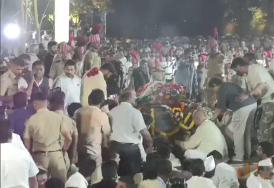 : Veteran actor Nana Patekar’s last rites were performed with state honours at his native Donje village in Pune Rural. He passed away in Goa earlier today. #