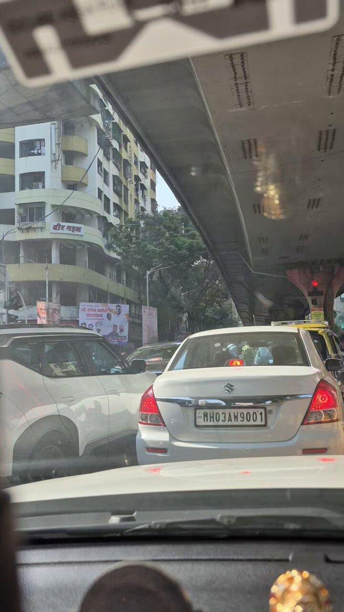 @MTPHereToHelp @mumbaitraffic bridge @CMOMaharashtra @mieknathshinde ..Extremly slow moving traffic from EE hgway to currey rd to lower parel..red light 10sec open..