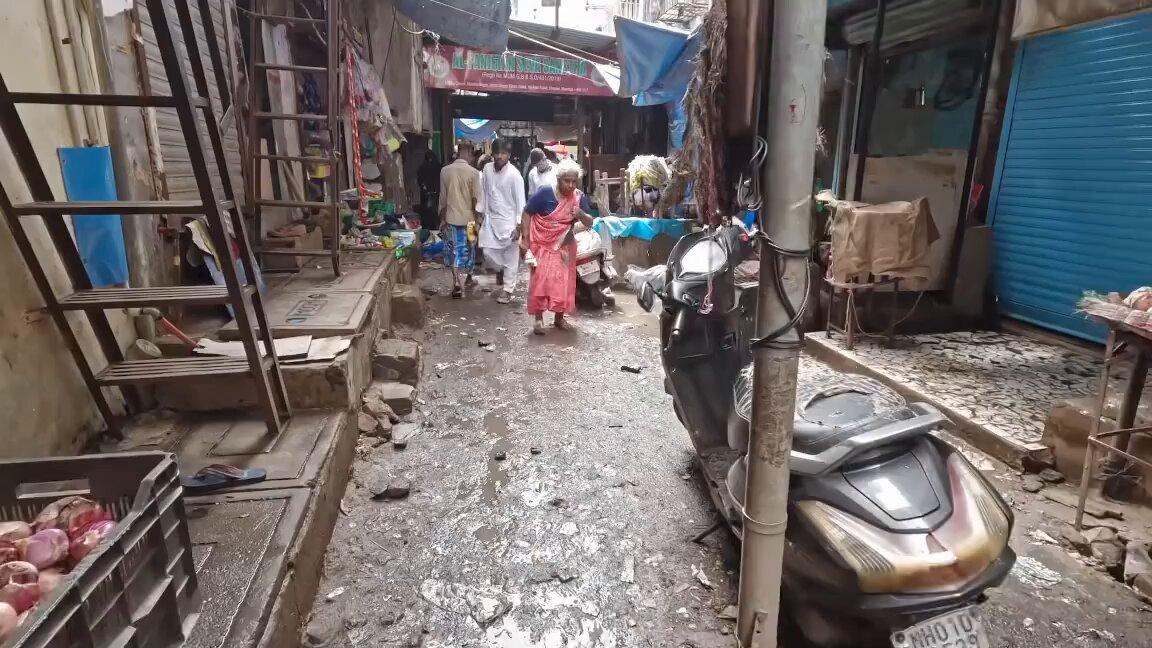 That’s a slum area, there are really nice parts of Mumbai with house prices that rival london. Thane being one. Every city has its shit holes so this isn’t a true representation of the city.