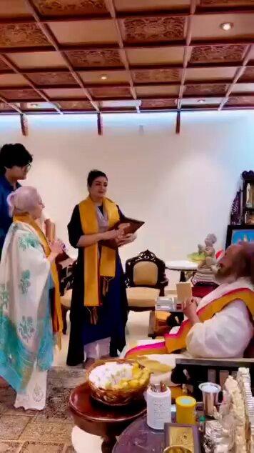 Famous Actress @TandonRaveena met @Gurudev Gurudev Sri Sri Ravi Shankar ji with her family @ArtofLivingIC Art of Living International Center