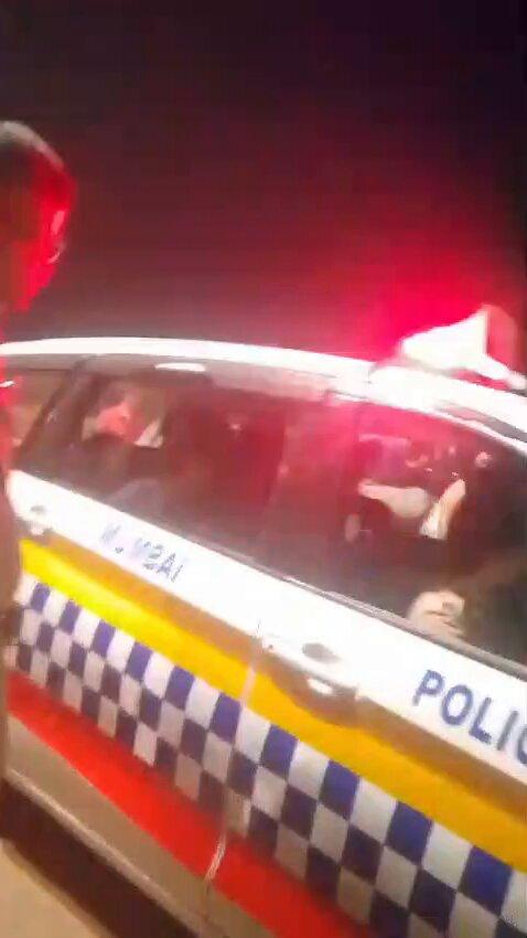 RT by @HYDDeccanNEWS: Dadar- A video showing the mistreatment of a female Mumbai police officer has gone viral; an intoxicated young man was seen arguing with a female police constable. Such i