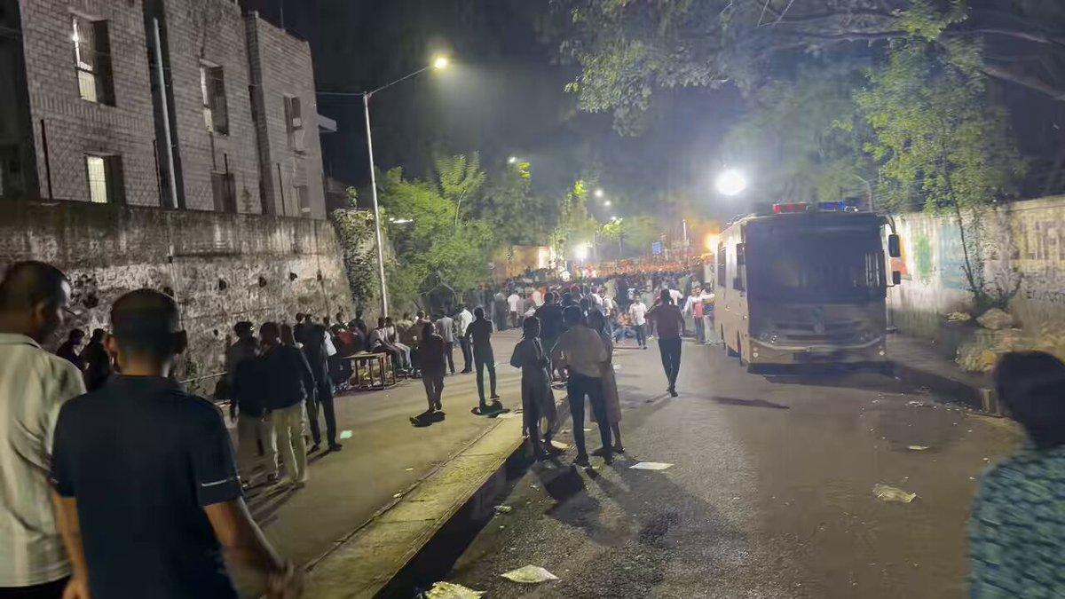 ुणे िद्यार्थी_सत्याग्रह आंदोलकांवर गुन्हा दाखल झाला आणि SM जोशी पुलावर कालच्या तुलनेत आज गर्दी दुपटीने वाढलीय. अयोगाच्या अध्यक्षाची जागा त्यांच्या कार्यालयातील टेबल खुर्चीवर नाही तर खरातच्या