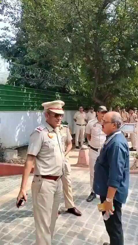 कैसा घबराया साहिब, बात-बात पर डरता है। आम आदमी पार्टी के राष्ट्रीय संयोजक अरविंद केजरीवाल जी के घर के बाहर भारी पुलिस बल की तैनाती की गई है।