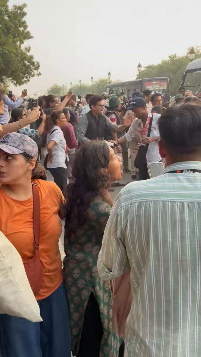 RT by @maiymbo: : Hundreds of protesters were violently detained by the Delhi Police at Safdarjung Flyover earlier today at 5:30pm.