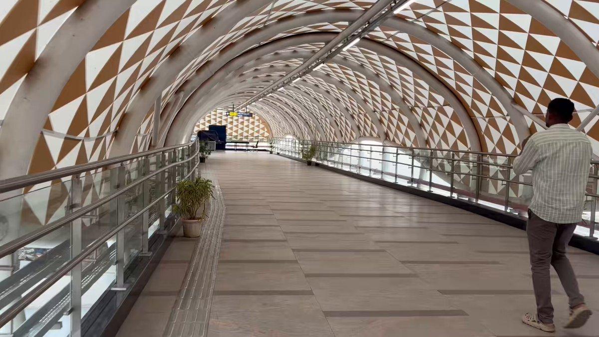 RT by @sharth_2000: Walk on the new L shaped skywalk linking phase I and phase II networks of the Vadapalani Metro Rail station...😍#Chennai