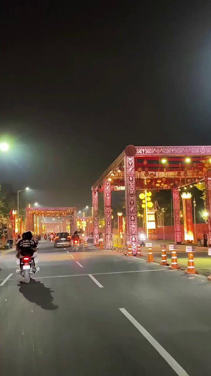 ✨ Kolkata’s Red Road ❤️🌆 Where the beauty of the City of Joy meets the charm of the open road! 😍 📍 Red Road, Kolkata, West Bengal Have you ever visited this beautiful place? ❤️