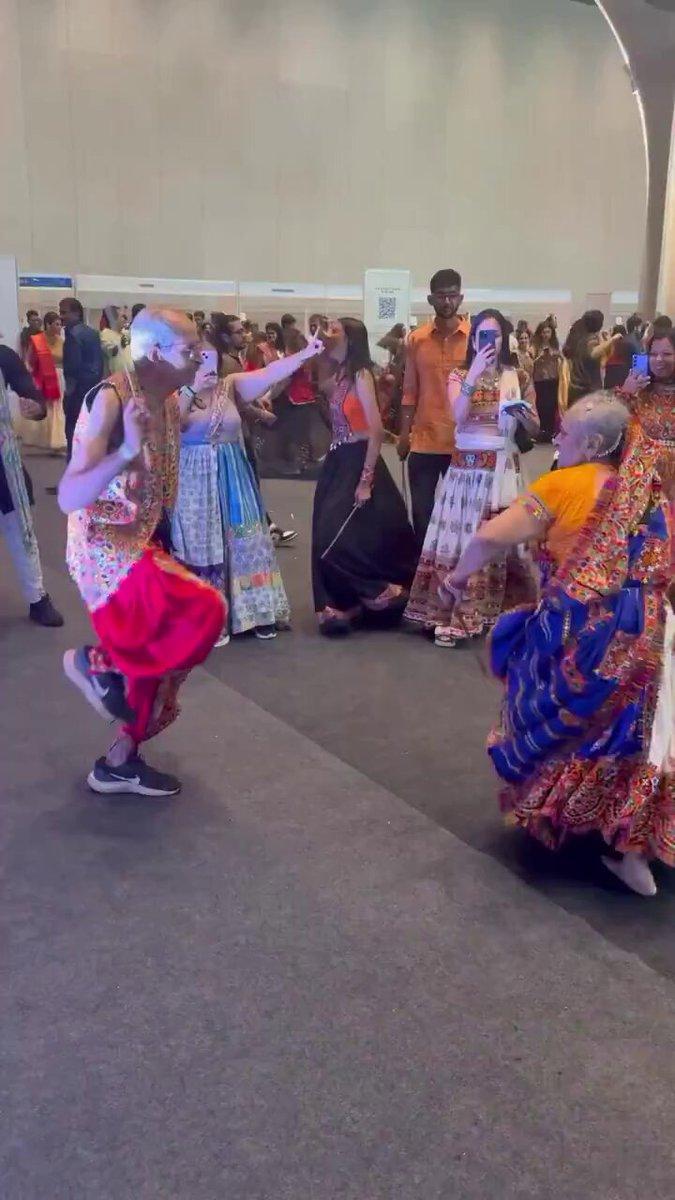 😂💃 मुंबईतील ज्येष्ठ दाम्पत्याचा दांडिया रासमध्ये जबरदस्त उत्साह! त्यांच्या एनर्जीसोबत नाचताना तरुण डान्सरलाही दमछाक झाली. वय फक्त आकडा आहे, हेच या जोडीने दाखवून दिलं! 🔥 #Mumbai