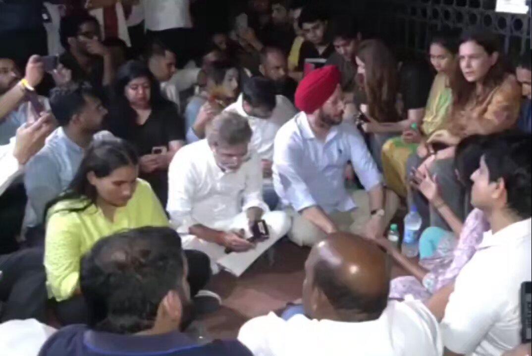 RT by @LambaAlka: #Delhi : Congress MP Pawan Khera, Mumtaz Patel, Mahila Congress President Alka Lamba and others joined Ankita Bhandari’s parents in a dharna at India Gate. #Delhi #AnkitaBhandari #Co
