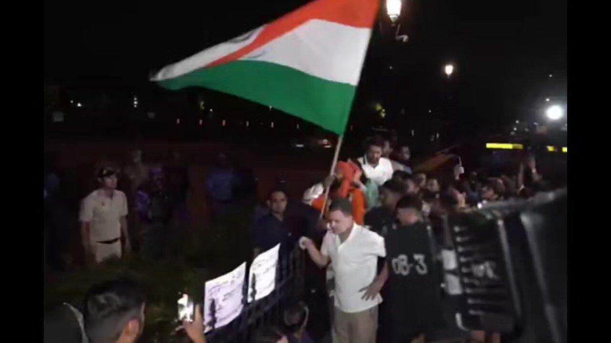 #Delhi : A man waved the Tricolour at India Gate as Rahul Gandhi and Priyanka Gandhi Vadra met and consoled Ankita Bhandari’s parents, who are protesting against Dushyant Gautam’s appointment as Sikki