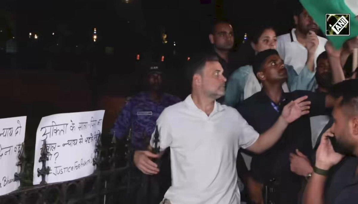 Leader of Opposition Mr @RahulGandhi ji at #IndiaGate AICC General Secretary & MP Mrs @priyankagandhi ji and other senior Congress Leaders - workers also present Congress party stands firmly with Ms A