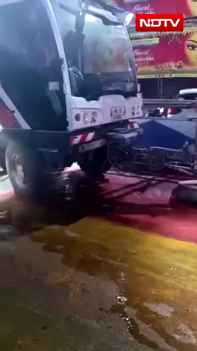 RT by @thedevilspeaks: #WATCH | After rain-related accidents, Civic workers remove paint from Kolkata's rainbow-coloured Gariahat flyover #kolkata