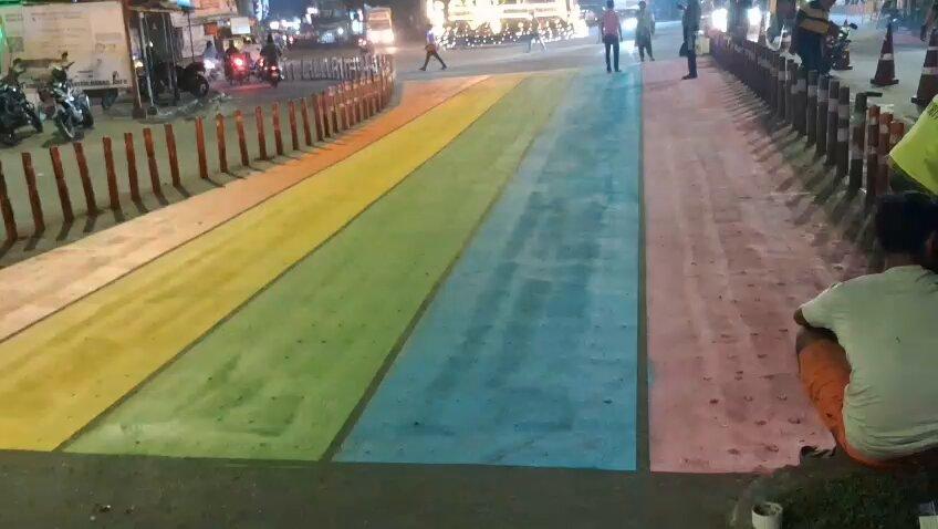#Watch: Following motorcycle accidents on the freshly painted #ChingrighataFlyover in #Kolkata, workers have begun removing road paint around Shaheed Bhagat Singh More in #Asansol as a precaution. #Ro