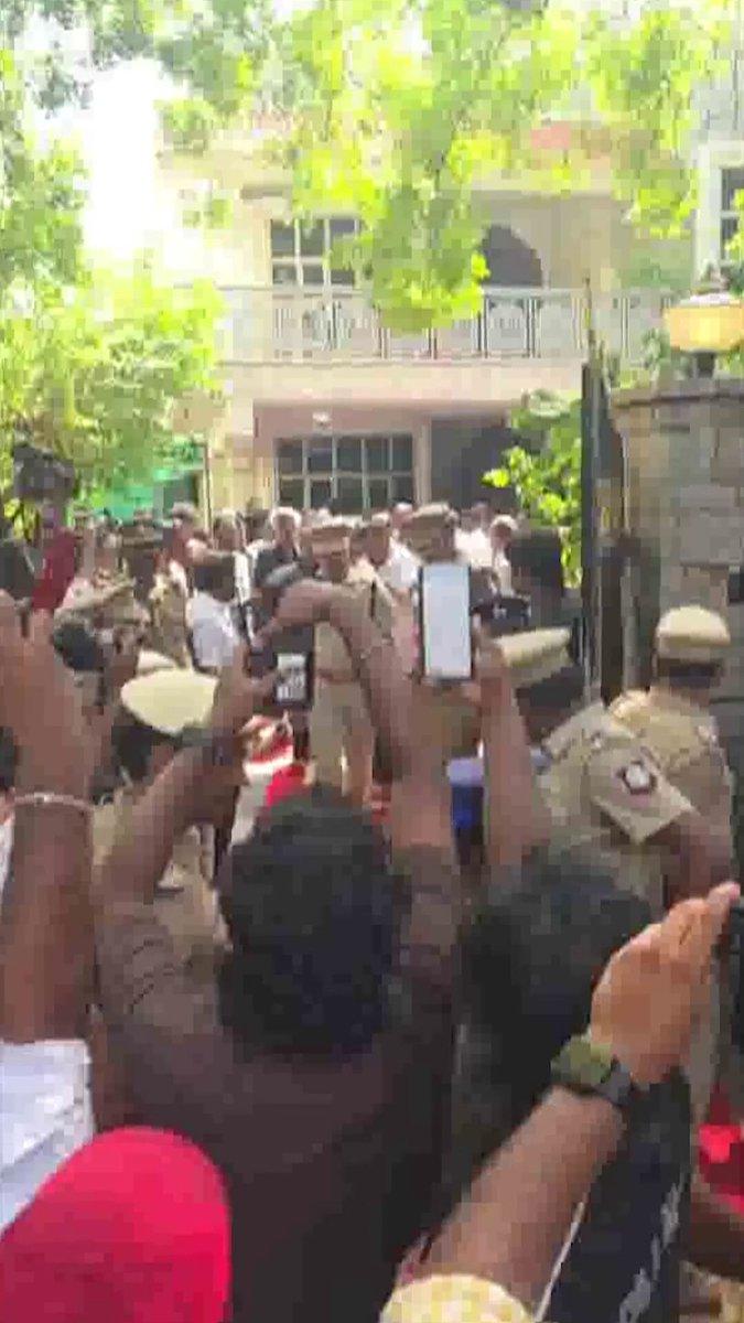 Chennai: Music Director Deva के अंतिम दर्शन करने चेन्नई पहुंचे Superstar Rajinikanth . . .