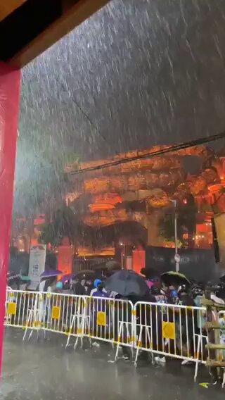 RT by @BisargaOnline: : Even rain can't stop Bengalis from celebrating Pujo! 😎🙏