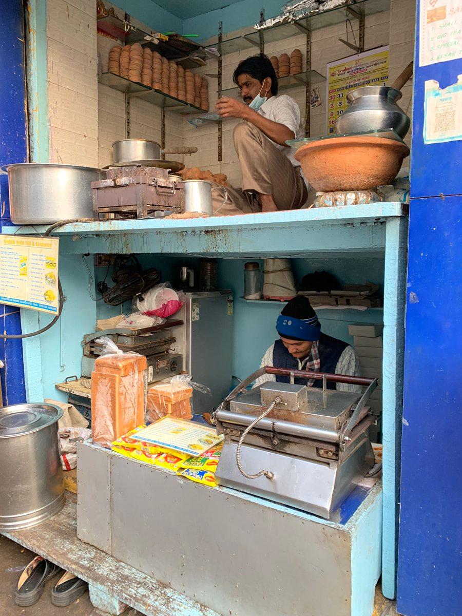 RT by @IndianTrainFan: The double decker tea stall…upar chai, nichey butter toast.