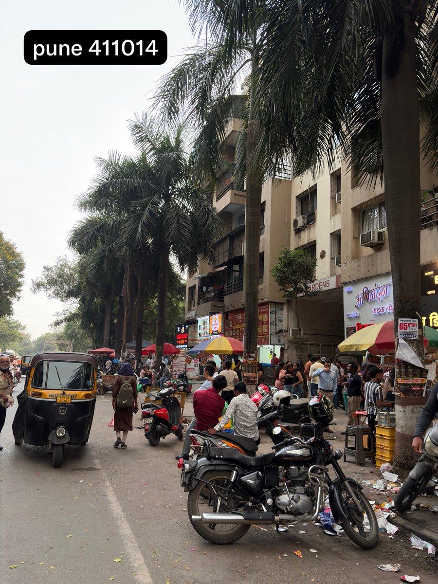 🚨 @PMCPune @PuneCityPolice Near Neco Garden Society,illegal hawkers have occupied the area, causing obstruction.The problem continues late into the night,with shops operating at late hours,loud noise