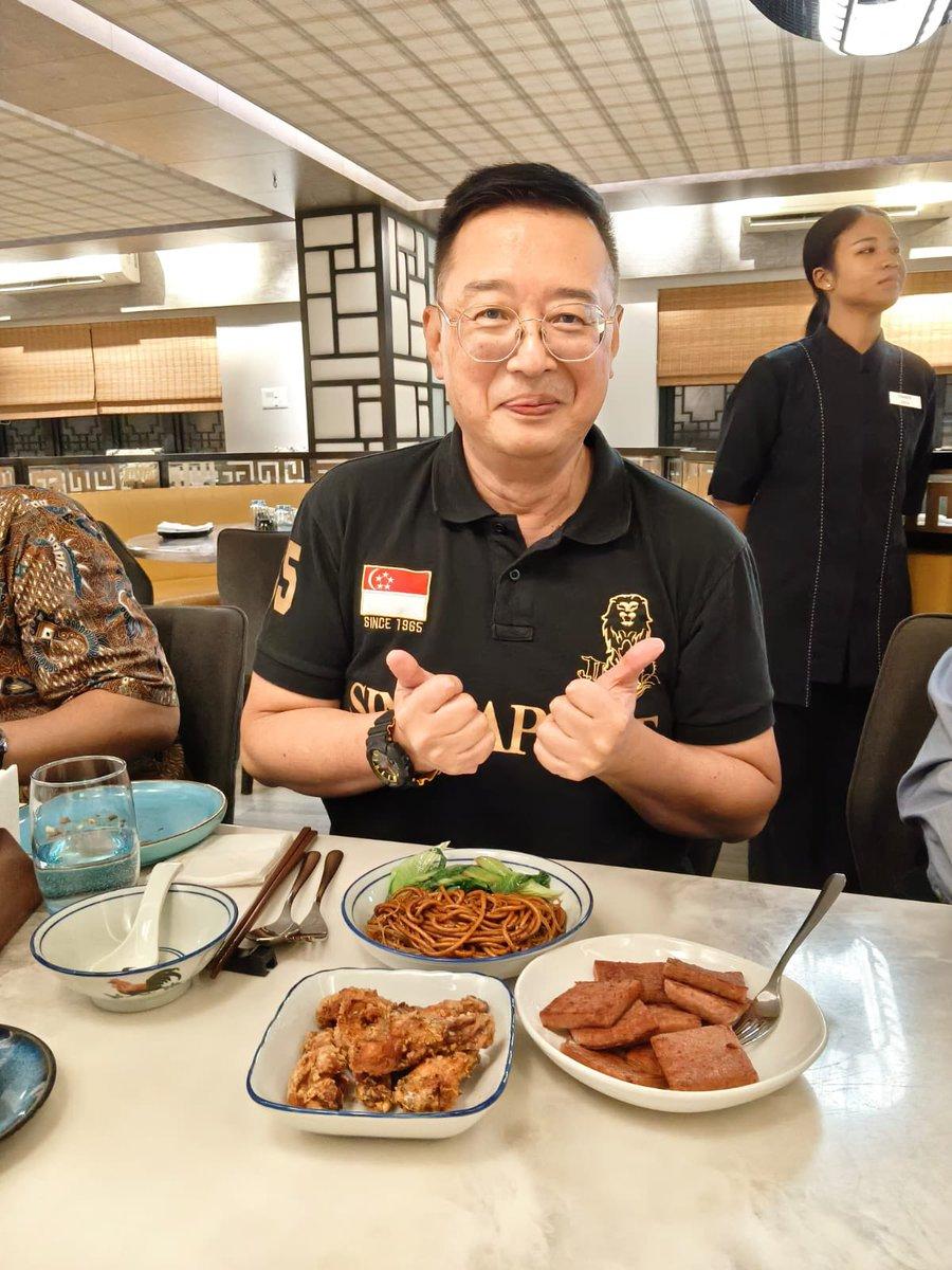 RT by @keshavkamat: Enjoying a hearty Singaporean all-day breakfast in . All thanks to a restauranteur who loves Singaporean hawker food. 😋- HC Wong