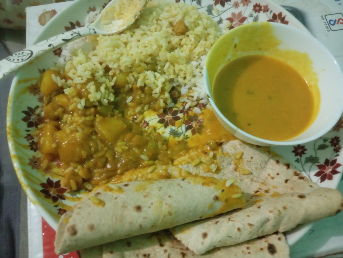 Attention @PMOIndia! Mind @CMOGuj! Today I got privilege to eat food made at in ! Meal includes Rice+Daal (Kadhi) & Vegetable+4Rotis at minimum price of Rs5 only! Taste was incredib