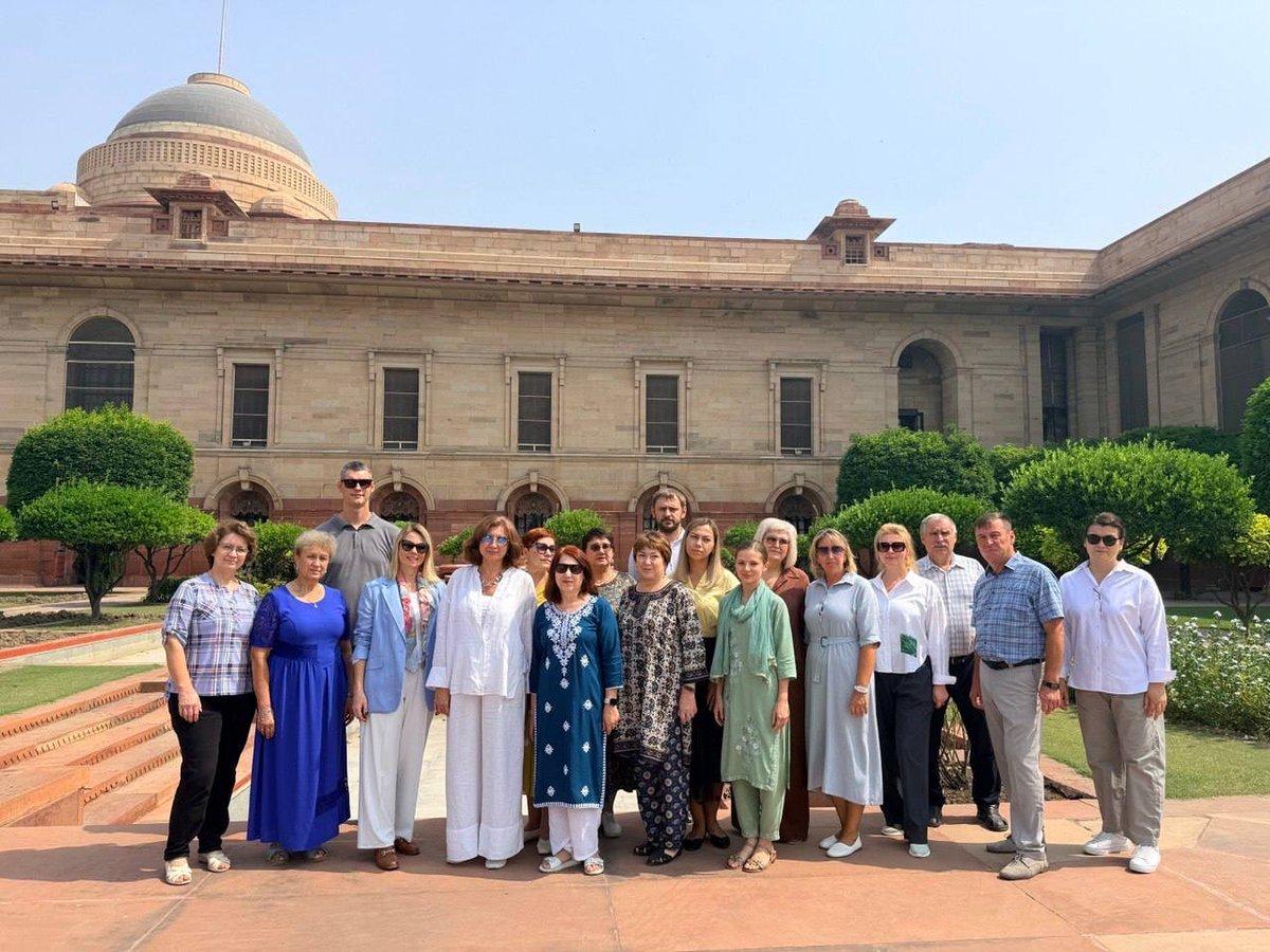 🇷🇺🇮🇳 On October 7, teachers from the Alexander Kadakin School at the Russian Embassy in visited Rashtrapati Bhavan (the Presidential Palace), one of New ’s most prominent historical and a
