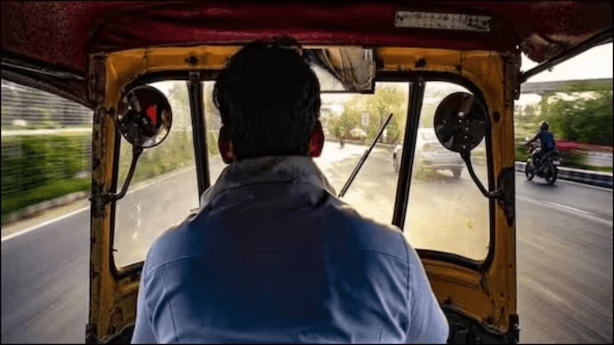 Mother throws 6-year-old daughter into lake, auto driver jumps in to save her Read more: https://www.indiatoday.in/cities/hyderabad/story/hyderabad-hussainsagar-girl-rescue-auto-driver-saves-child-aft