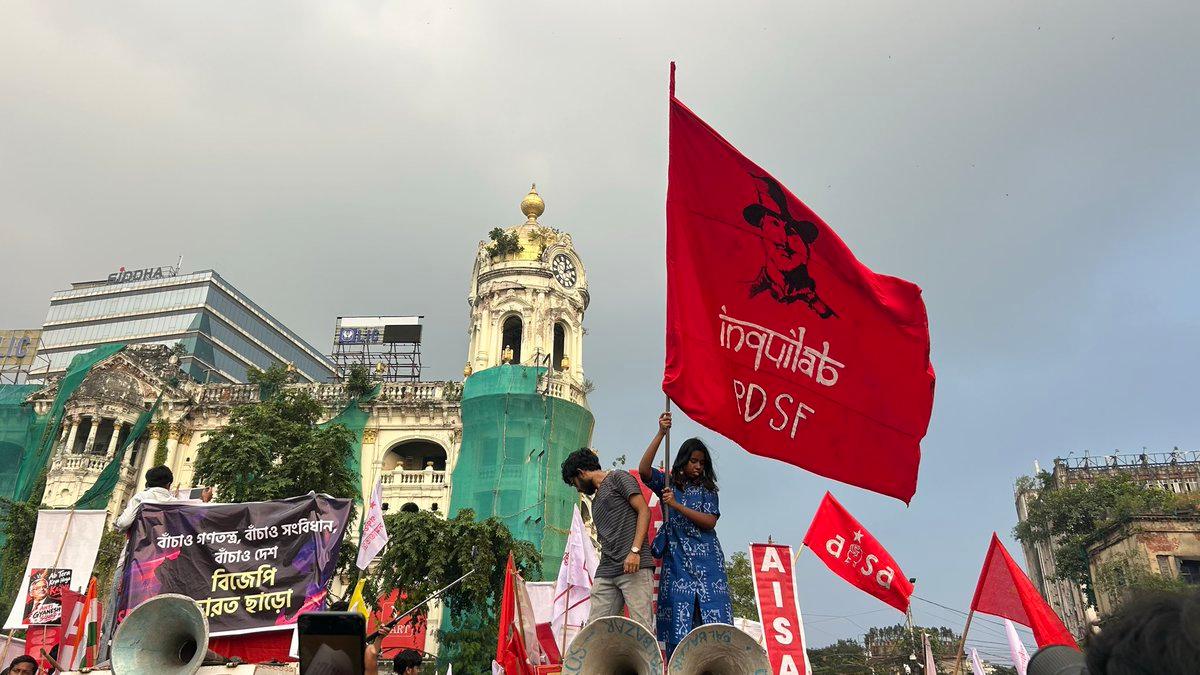 Left students protesting in Kolkata demanding resignation of CEC Gyanesh Kumar. @SFI_CEC @AIDSO_AIC @cpimspeak