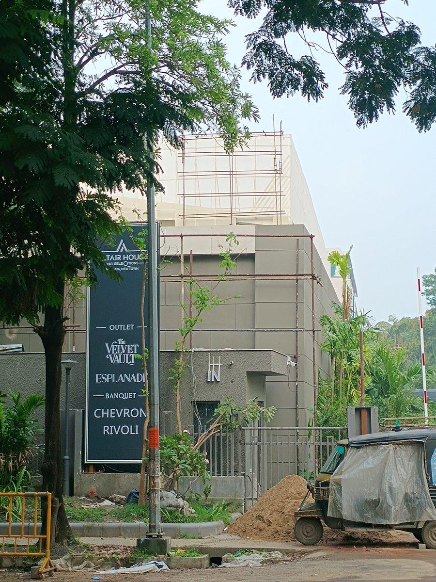 Altair House by IHCL SeleQtions in is an upcoming 5 star boutique hotel, wedding venue. The renovation and restructuring is almost completed and might open soon. 📍 Ecospace Business Park, New Town By