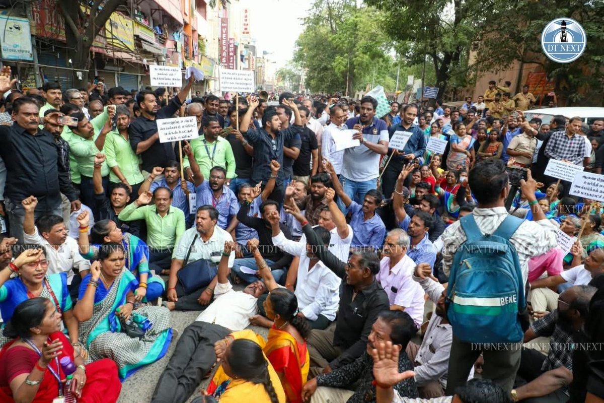 Shop owners and textile traders on Wednesday (October 14) staged a sudden road blockade on MC Road in Washermanpet, Chennai, demanding action against street vendors. 📸 @_Hemanathan_ #DTNext #Chennai #