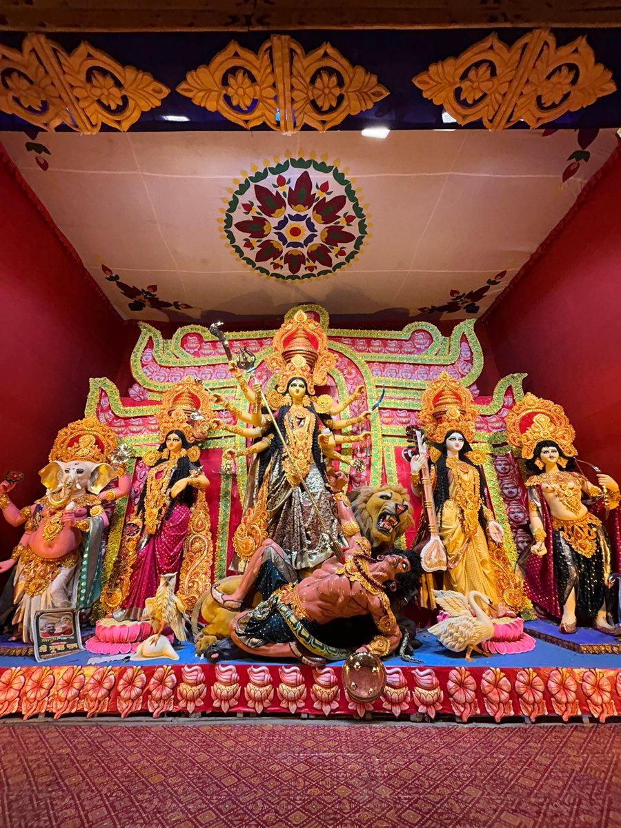 Night Pandal Hopping starts! Maa 🥹🤩♥️ So Tall Murti! #Kolkata #DurgaPuja