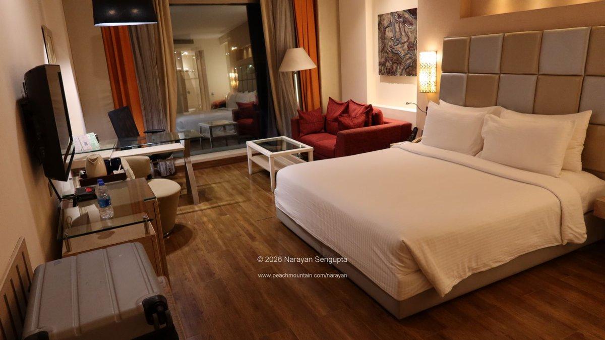 R to @USAS_WW1: 10/ াতা / : The Sonnet Hotel was a joy. $80/night or so got us sumptuous breakfasts (with plentiful vegetarian and vegan options), a large room with a good view, kin