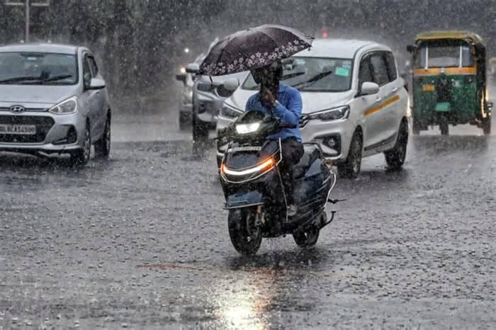 Delhi wakes up to heavy rain, thunderstorms; waterlogging hits several areas | Videos