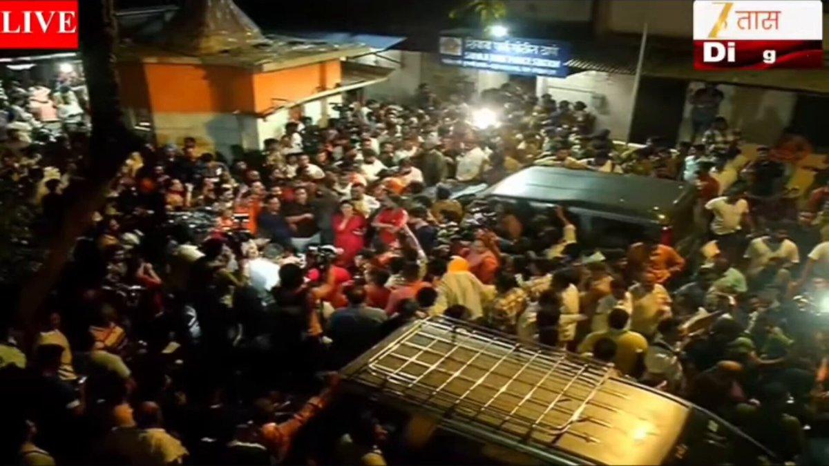 R to @ManishCase: "#police ki " - protestor log 1922 mein ke mein aag laga di thi police chowki mein ke protestor logon ne. 22 police waale jal k