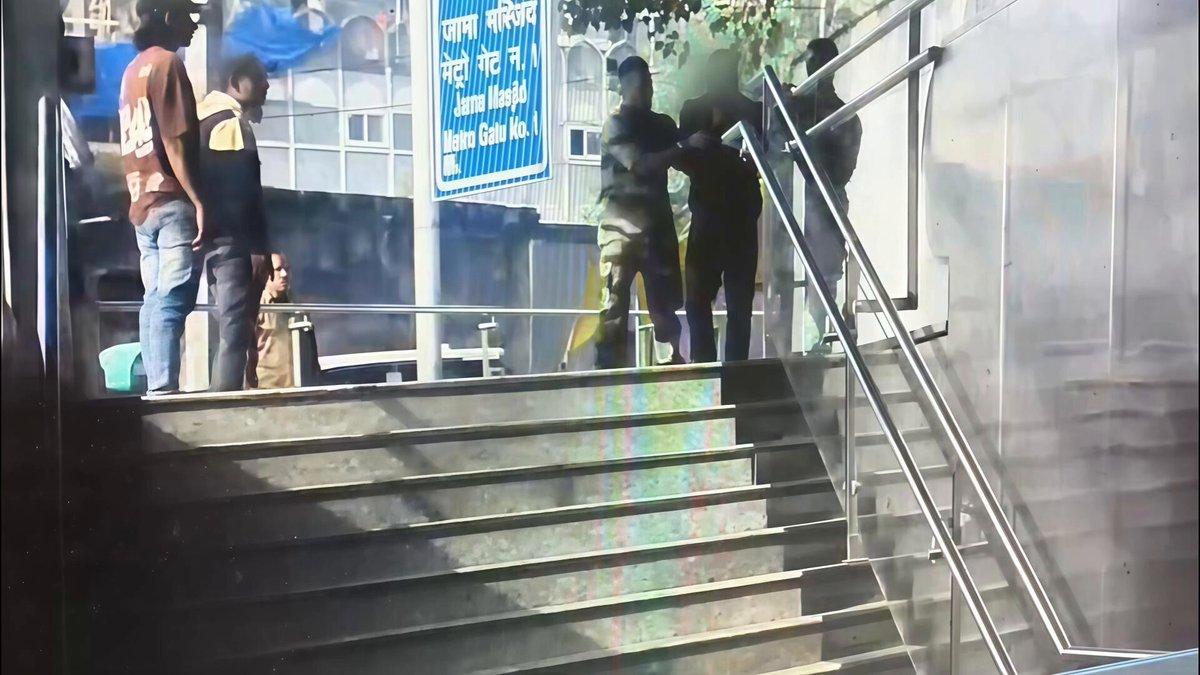 @metrorailpune has all private security staff. Would they be as effective as @CISFHQrs in handling such a situation? Most of the times the staff is busy chatting with colleagues with least attention a
