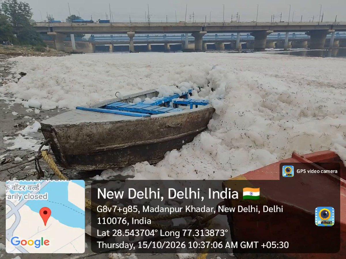 Yamuna at Kalindi Kunj Ghat, Delhi ➡️ covered in toxic-looking foam🤦 Where are the promised river-cleaning efforts and those grand “Marine Drive” dreams? What happened to them? How long will the Yamun