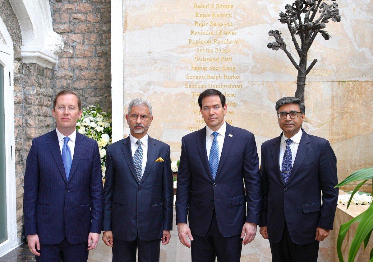 BREAKING: 🇺🇸 US Secretary of State Marco Rubio pays tribute to the victims of the 26/11 Mumbai terror attacks by laying a wreath at the Taj Mahal Palace Hotel in Mumbai.