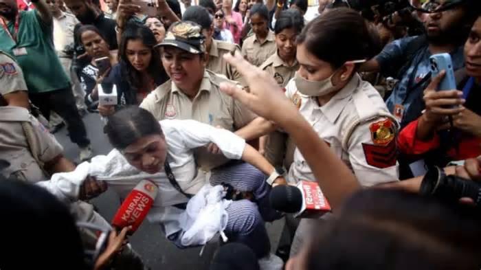 Senior Delhi Police officer to explain: Supreme Court on women journalists heckled, detained