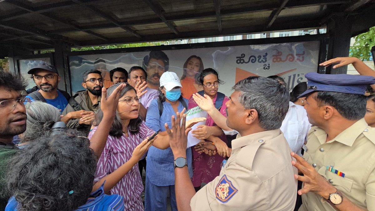 RT by @glamrvsh: When police went the police way… Scores of youngsters were roughed up and bundled into vans by policemen when they tried to march towards the Election Commission off