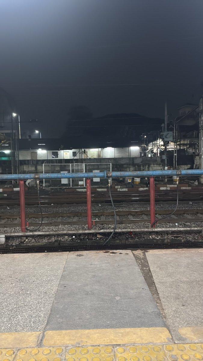 Train No.: 22718, Station: , Arrival time 1:20 AM, Photo taken: 1:38 AM. Why am I not seeing the train? @RailwaySeva