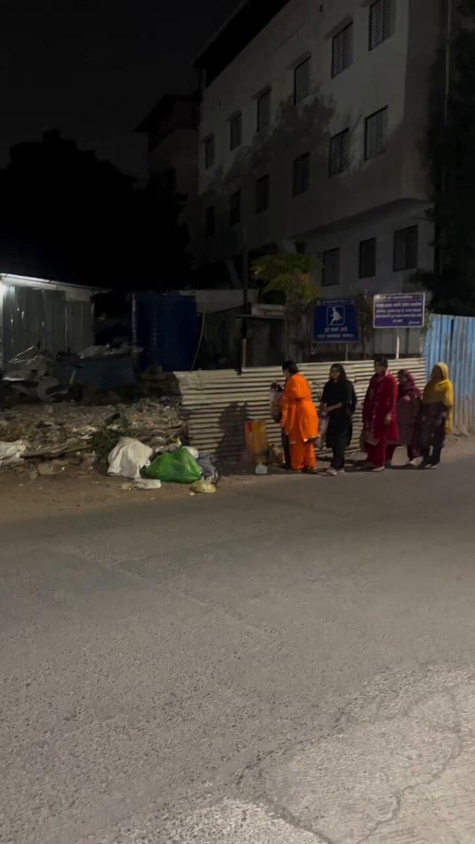 Hello @PMCPune @mieknathshinde @mohol_murlidhar @pcmcindiagovin @SwachhBharatGov These guys or anyone making any part of the city dirty, should do compulsory COMMUNITY SERVICE by engaging in