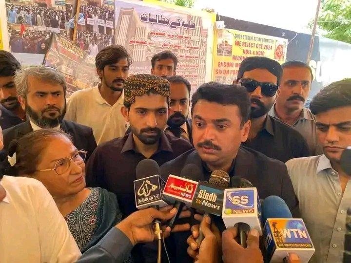 : Mayor Kashif Ali Shoro and PPP Divisional President Ajiz Dhamrah met protesting students outside SPSC and assured them that their concerns regarding merit and exam results would be address