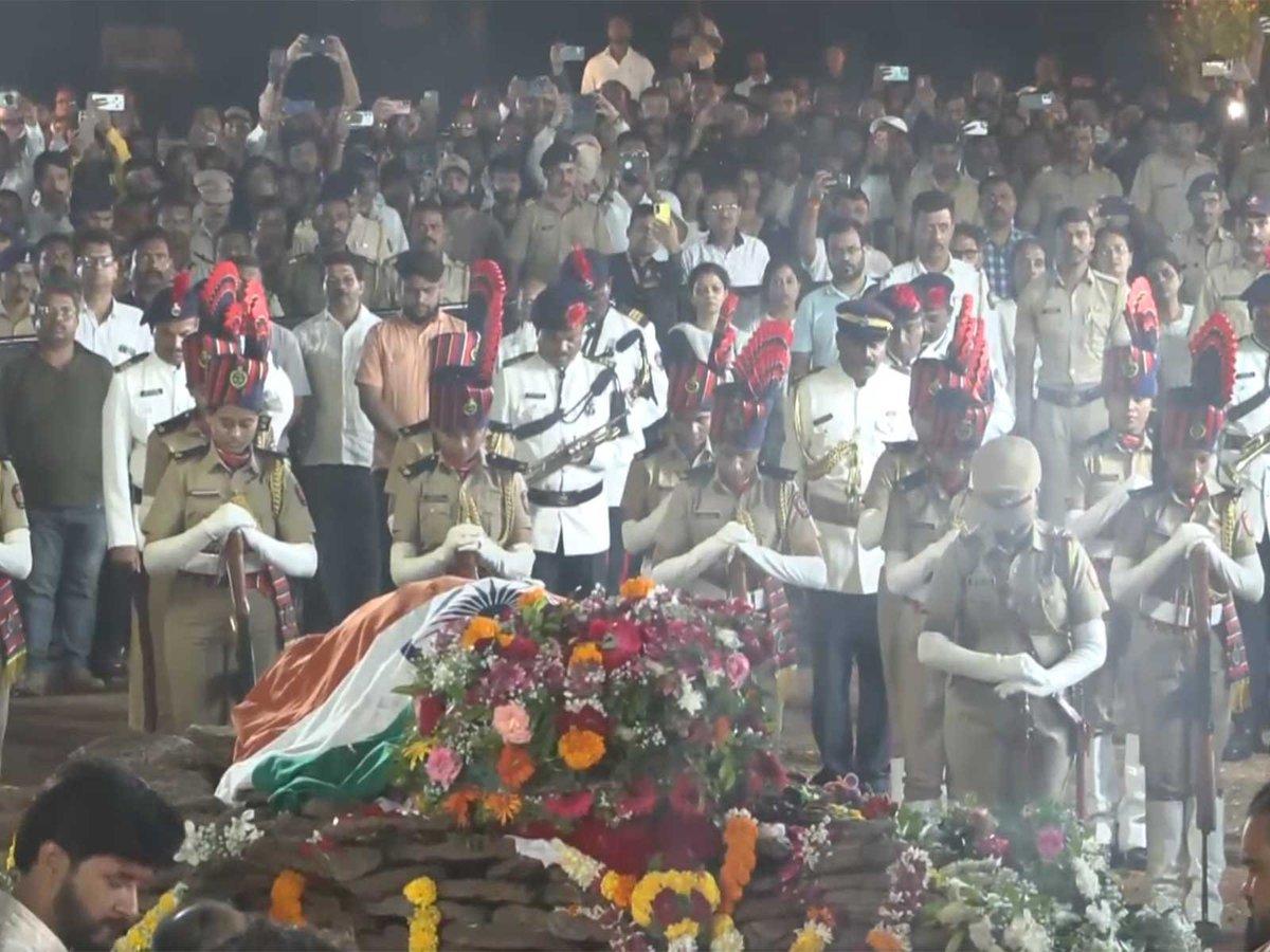 RT by @ANI: Nana Patekar laid to rest with full state honours in Pune Read @ANI Story | https://aninews.in/news/entertainment/bollywood/nana-patekar-laid-to-rest-with-full-state-honours-in-pune1602026