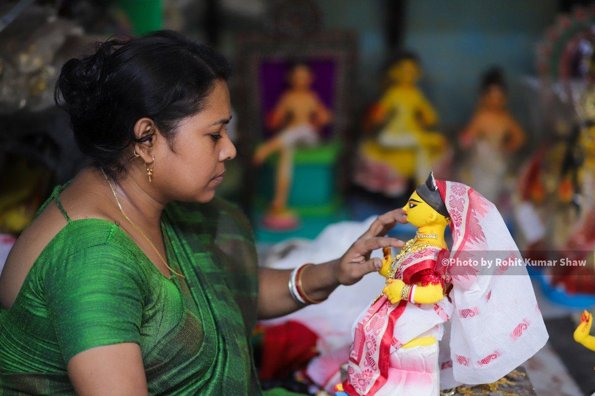 Kolkata, West Bengal, India – October 8, 2026: Artisans prepare clay idols of Goddess Durga ahead of Durga Puja. © Photo by Rohit Kumar Shaw