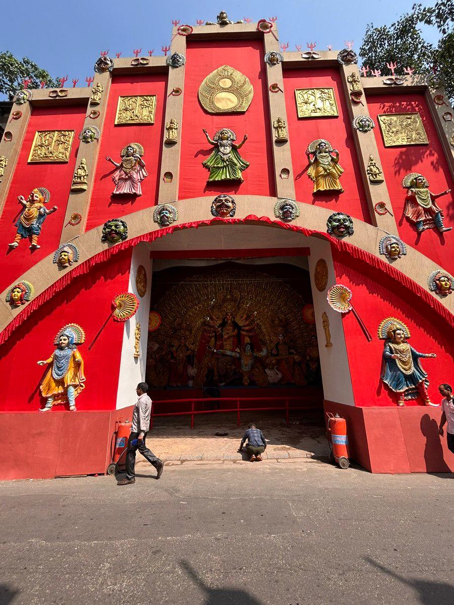 Prostrate to her, she will take care! 🙏🏼 Maa 🙏🏼 #Kolkata #DurgaPuja