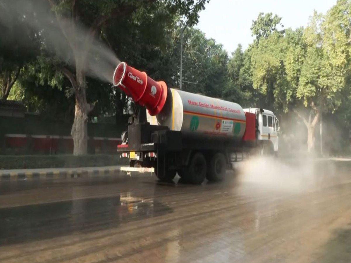 Delhi records 'moderate' air quality, AQI at 168; toxic foam resurfaces on Yamuna Read @ANI Story | https://aninews.in/news/national/general-news/delhi-records-moderate-air-quality-aqi-at-168-toxic-fo
